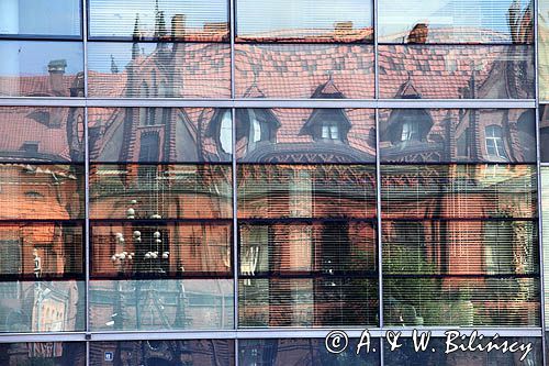 Bydgoszcz, odbicie w szybie, stare i nowe