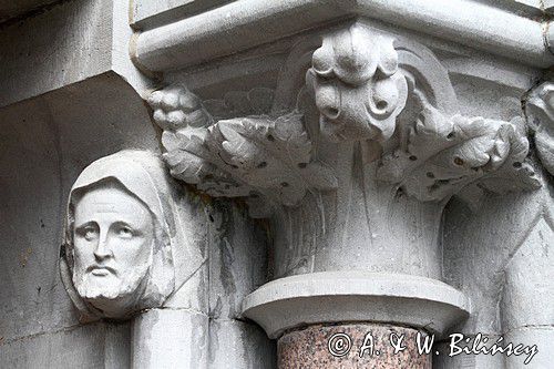 rzeźbiony kapitel na frontonie kościoła. Carrick on Shannon, rejon Górnej Shannon, Irlandia