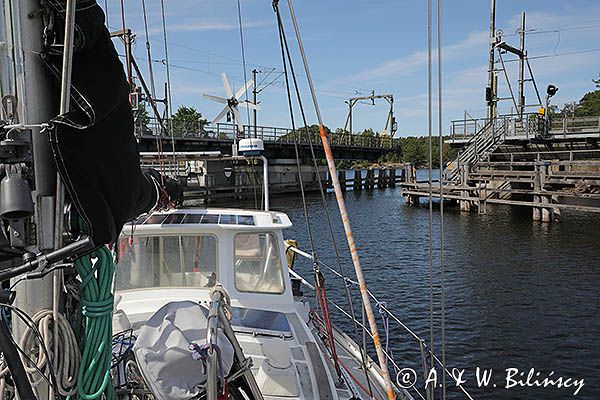 Dalslands Kanal początek przy jeziorze Vanern, przy pierwszym moście kolejowym, Szwecja