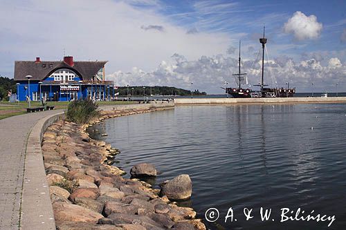 nabrzeże i w tle port w Juodkrante, Mierzeja Kurońska, Zalew Kuroński, Litwa
