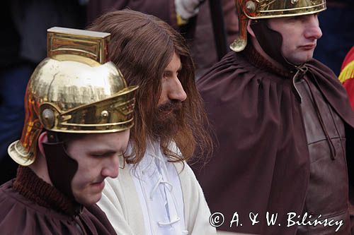 Kalwaria Zebrzydowska, Wielki Piątek, Misterium Męki Pańskiej, żołnierze z kohorty i Chrystus uwięziony