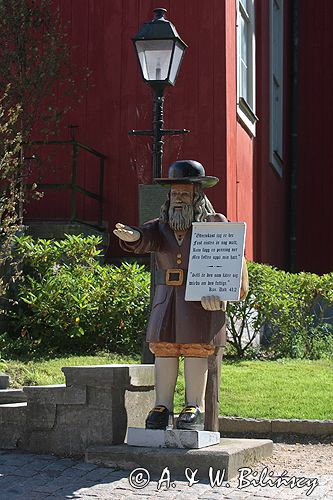 Karlskrona, drewniana figura żebraka Rosenboma przed kościołem, Szwecja Kungliga Amiralitetskyrkan kościół Admiralicji