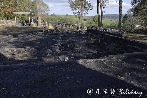 spalona we wrześniu 2006 zabytkowa cerkiew w Komańczy, pogorzelisko