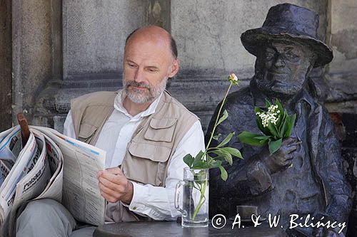 Cracow Rynek Starego Miasta, pomnik Piotra Skrzyneckiego w ogródku kawiarni vis-a-vis