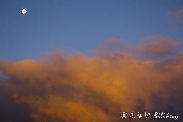 Księżyc i chmury o wschodzie Słońca