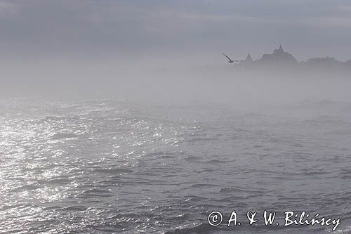 Łeba, mglisty poranek, Hotel Neptun