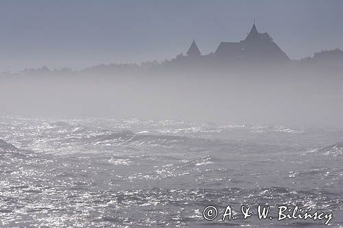 Łeba, mglisty poranek, Hotel Neptun