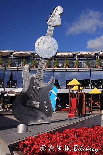 Pomnik gitary na alei gwiazd łotewskiej muzyki, Liepaja, Łotwa Guitar monument at Latvian music stars avenue, Liepaja, Latvia