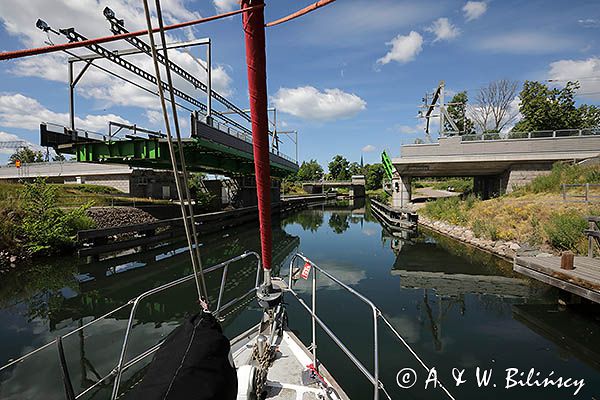 Mosty kolejowy i drogowy w Motala, Kanał Gota, Gotajski, Motala, Szwecja