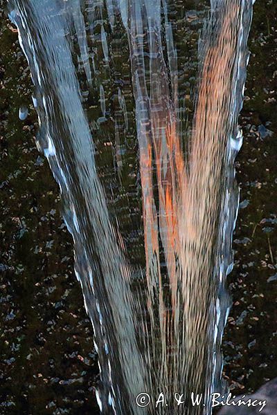 Zachód słońca w kanale w parku miniatur kanału Gota w Norrkvarn, Kanał Gota, Gotajski, Szwecja