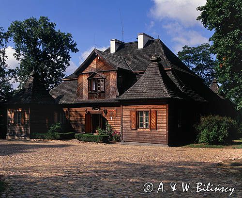 Ożarów koło Wielunia, zabytkowy dwór drewniany, Muzeum wnętrz dworskich
