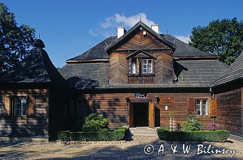 Ożarów koło Wielunia, zabytkowy dwór drewniany, Muzeum wnętrz dworskich