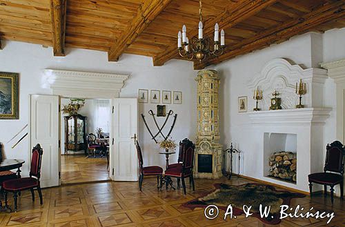 Ożarów koło Wielunia, zabytkowy dwór drewniany, Muzeum wnętrz dworskich