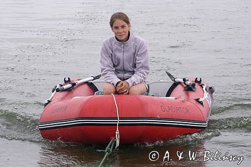 na pontonie za jachtem