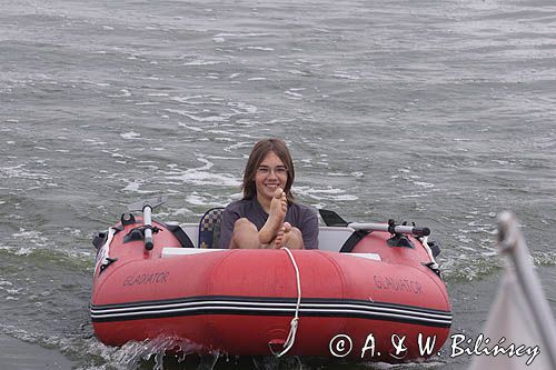 na pontonie za jachtem