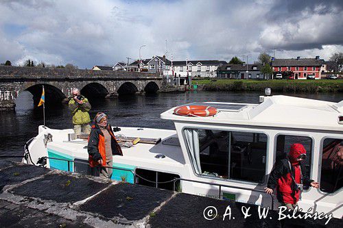 postój przy kamiennym moście w Roosky, rzeka Shannon, rejon Górnej Shannon, Irlandia