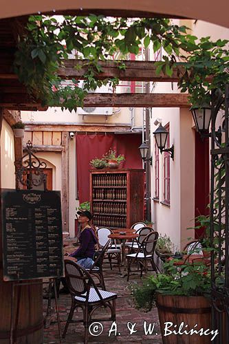 Ryga, zaułek na Starym Mieście, Black Magic Bar, Łotwa