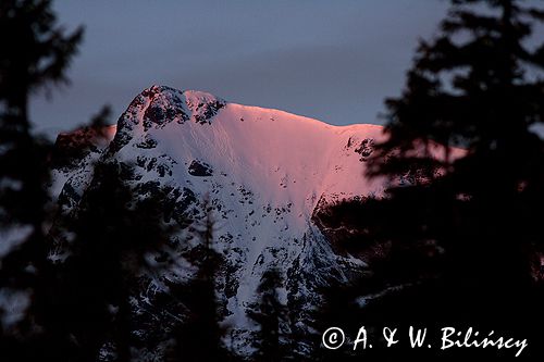 Tatry wschodzące słońce na grani Skrajnej Turni /widok z Królowej Rówień/