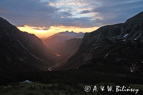 świt w Dolinie Pięciu Stawów Polskich, Tatrzański Park Narodowy widok na Dolinę Roztoki