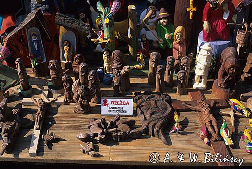 rzeźby ludowe, skansen w Tokarni
