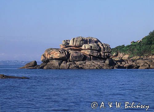 Skały w Trebeurden, wybrzeże Czerwonego Granitu, Cote de Granit Rose, Bretania, Francja