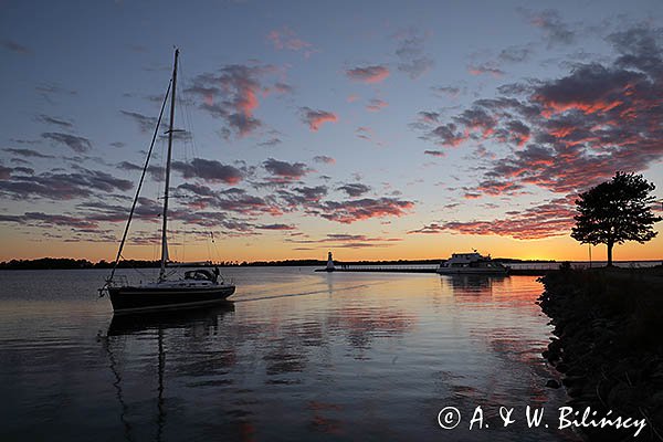 Wejście do portu Vadstena nad jeziorem Vattern, Szwecja