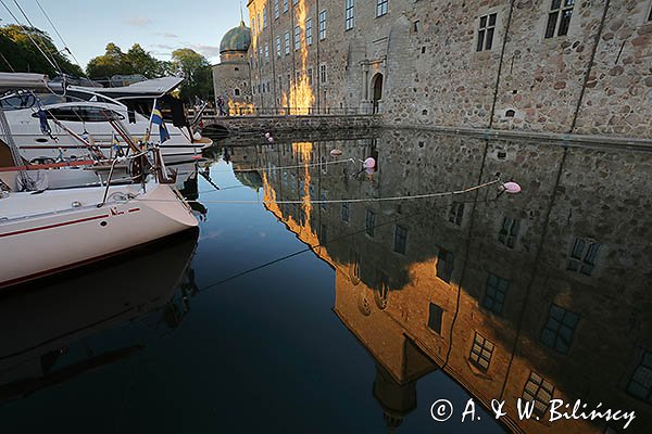 Marina w fosie zamku Vadstena nad jeziorem Vattern, Szwecja