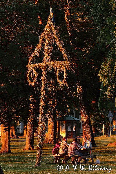 Słup midssomarowy w Vadstenie nad jeziorem Vattern, Szwecja
