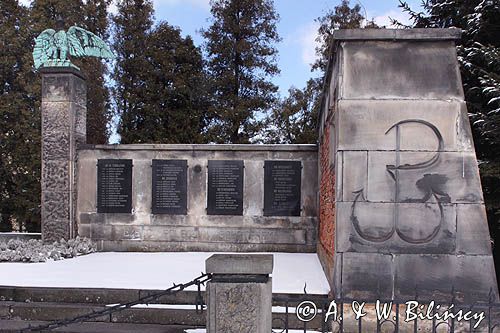 Zwoleń, ściana straceń na placu Jana Kochanowskiego